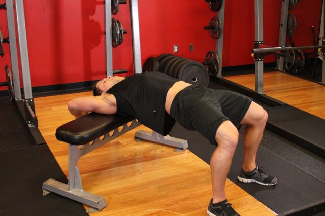 Фото упражнения Пуловер прямыми руками с гантелей лежа на скамье