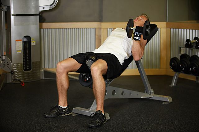 Фото упражнения Попеременный подъем гантелей на бицепс на наклонной скамье