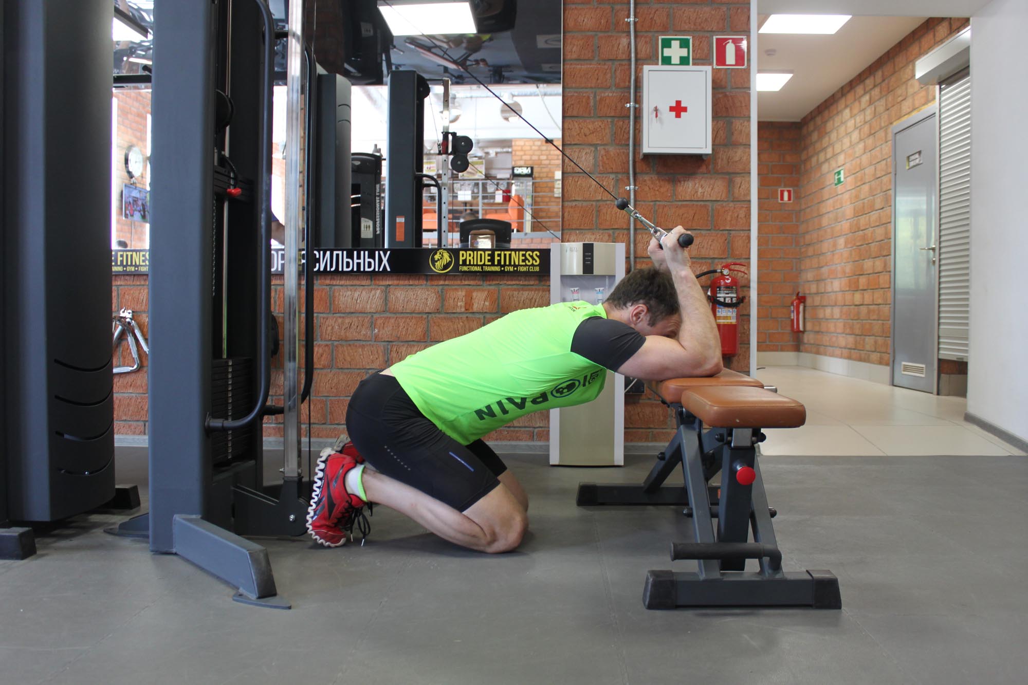 Exercise Kneeling Cable Triceps Extension