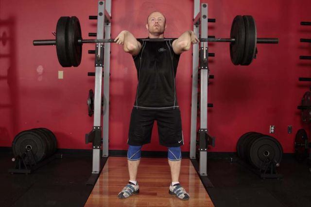 Фото упражнения Глубокие приседания со штангой на груди