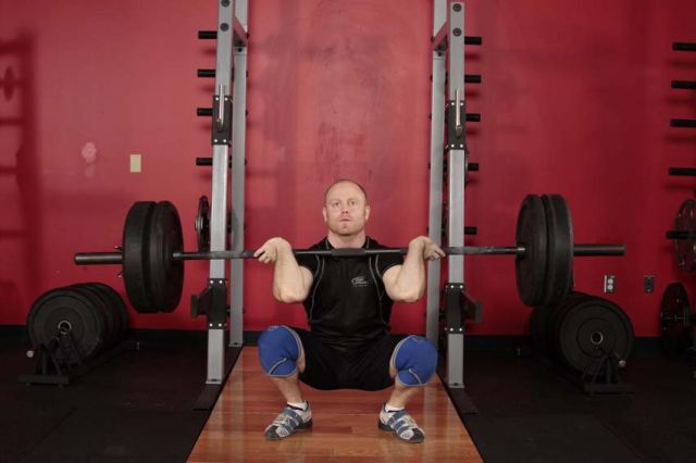 Фото упражнения Глубокие приседания со штангой на груди