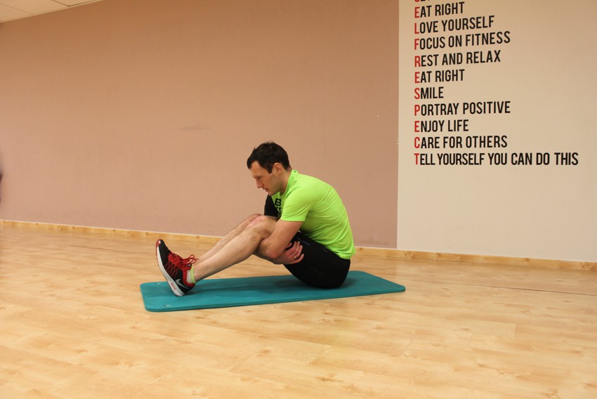 Упражнение Растяжка мышц обхватывая бедра в положении сидя
