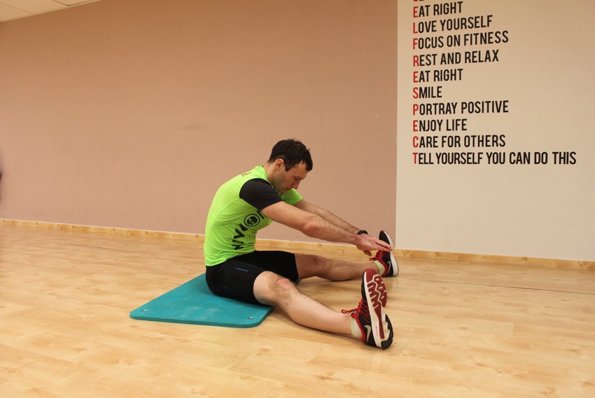 Упражнение Растяжка мышц в положении сидя