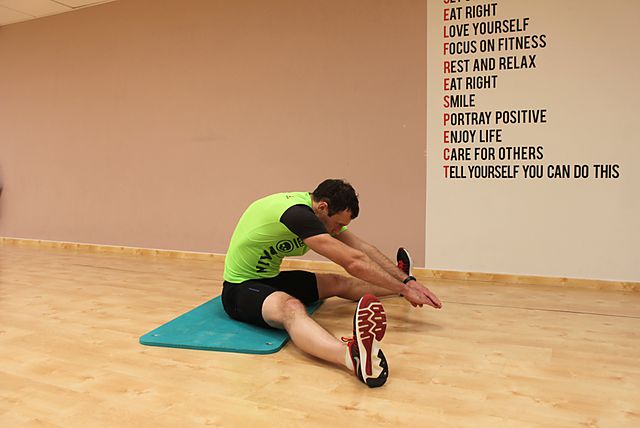 Фото упражнения Растяжка мышц в положении сидя