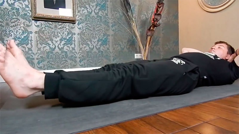 Упражнение Подтягивания ног к груди лежа