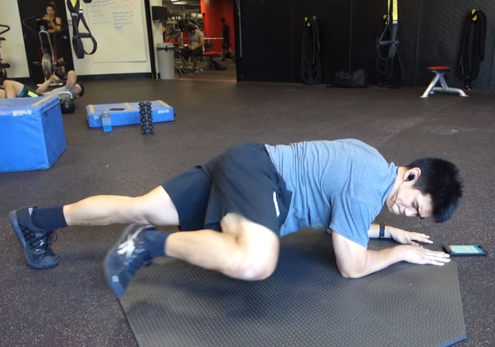 Exercise Подтягивание колен к груди в низкой планке
